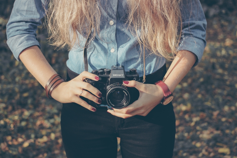 photographe-PEILLON-min_hand-person-girl-woman-camera-photography-614-pxhere.com